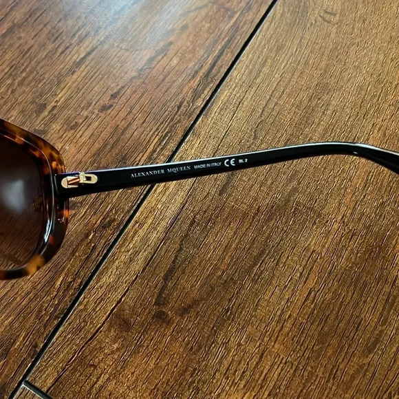 Alexander MQueen sunglasses main image 4